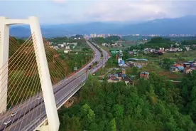 四川广安，华蓥广华大道新增几个公交站台，村民坐车去市里方便了视频封面