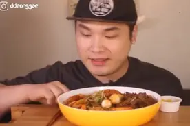 韩国小哥吃炒年糕＃咀嚼音＃视频封面
