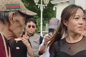 美女被众人强行推上去和张大爷跳舞视频封面