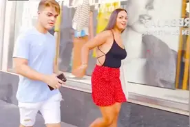 街头测试，男生的反应比女生还大？