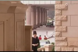 女子深爱自己的丈夫，却与别的男人在一起，痛苦不已视频封面