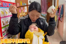 二胎儿子很八卦，吃饭时一系列反应逗笑众人，最后忍不住吓一跳视频封面