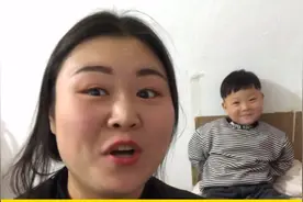 3岁宝宝尿床，惨遭到妈妈收拾，反问妈妈小时候尿床吗？人小鬼大视频封面