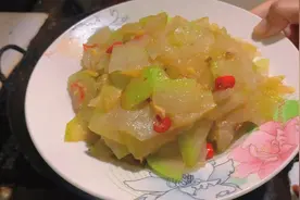 今天吃清炒冬瓜和洋葱炒腊肉。清炒的冬瓜比红烧的更好吃还下饭。视频封面