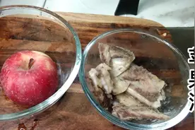 广东人太会煲汤了，骨头里加苹果，健脾开胃营养丰富，酸甜好喝视频封面