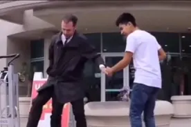 世界上唯一有三条腿的人视频封面