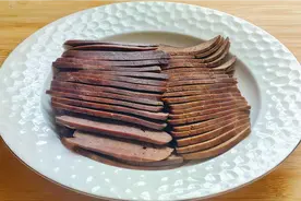 把猪肝放盐中焖2个小时，味道比卤的都好吃，学会过年你就是大厨视频封面