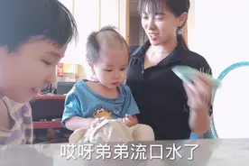 宝妈给儿子剃头发，然宝看到自己新发型急得直哭，妈妈却笑弯了腰视频封面