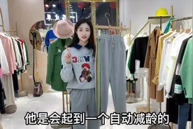 灰色卫裤搭配黑色重工卫衣，时尚减龄显瘦，梨形身材必备！