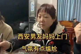 双方父母第一次见面，男友准备礼物父母却不肯收，气氛尴尬又紧张视频封面