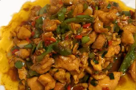用鸡腿做辣椒鸡丁，堪称家常菜下饭霸主，关键做法还很简单视频封面