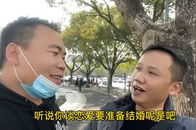 三万哥知道大红有女朋友了羡慕不已，大红让他去跑戏找女朋友去视频封面