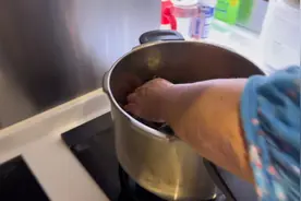 【爆红】端午节新玩法！煮粽子时加上鸡蛋，味道绝绝子！视频封面