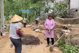 6月9号山东费县，杨树行村开发水库，村民们铺设道路方便过车子视频封面