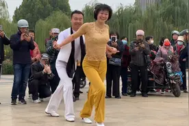 唐山网红滨芳兄妹登场，兄妹为大家表演吉特巴《旧梦》，太美了！视频封面