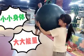 7岁女孩就是精力旺盛第一人，连打两个小时的篮球，都不带歇气的视频封面
