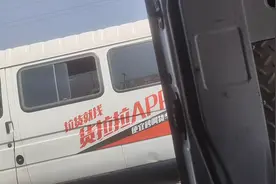司机不愿意免费卸货，收货方赤棍砸车子，最后赔偿司机3000块钱视频封面