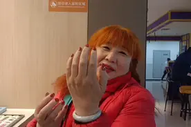 疫情过后海底捞开门营业了，吃饭免费做美甲了。视频封面