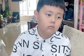 十岁儿子教妈妈怎么管孩子，委屈了只能躲起来哭，懂事的让人心酸视频封面