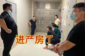 因为来了个急诊，手术推迟一小时，现在进手术中，家人焦急等待着视频封面