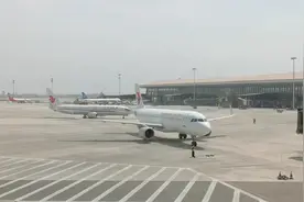 北京大兴飞南昌MU5188：飞机停靠廊桥视频封面