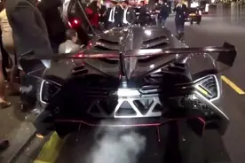 9000千万兰博基尼毒药炸街，看看妹子的反应！视频封面