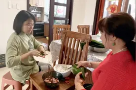 母女两在家包粽子，女儿孕期老妈陪伴在身边，家人关爱满眼是幸福视频封面