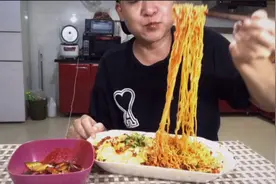 半夜12点饿了，不能吃得控制，控制，最后我没控制住……视频封面