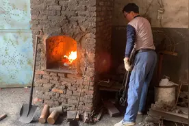 锻造叉车用的叉齿，重35斤，长70厘米，累的晚上手都在发抖