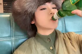 东北妞喝酒太猛了，喝酒像喝水，嗜酒如命的女人谁能驾驭得了？视频封面