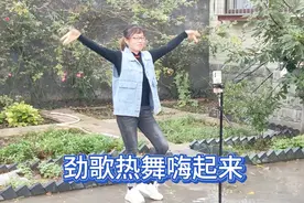 李欣最近迷上了跳舞，对着手机拍抖音上瘾，劲歌热舞越跳越嗨！视频封面