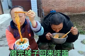 陕西农村媳妇实拍玉米榛孑的制作过程，中午蹲门口咥裤带面，美