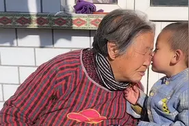 小红出远门回家，提上礼物和老妈去看望姥姥，一老一小互动真有爱视频封面