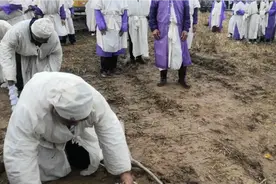 封坟，孝子和客人行礼！视频封面