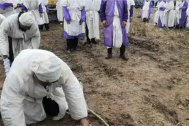 封坟，孝子和客人行礼！视频封面