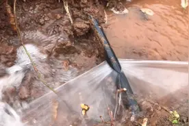 一早就整出麻烦事，挖泥填坑把村里水管挖破了，长辈都来帮忙处理视频封面