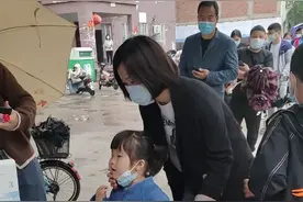 美女蹲下的姿势特美！视频封面
