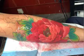 牡丹被他纹活了，这就是传统纹身的魅力，色彩自然有形态更具审美视频封面