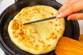 告诉你2个技巧，玩转电饼铛！烙出的大饼外酥里软，凉了也不硬视频封面