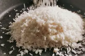 大米放到锅里炒一炒，作用这么多，刮油减脂健胃又消食，收藏了视频封面