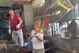 玻璃厂手工吹制超大号玻璃瓶 高温 非常辛苦的工作