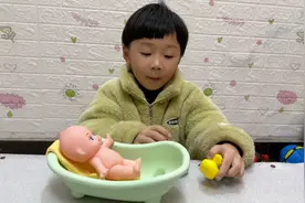 小宝在给小娃娃洗澡呢，真搞笑，有模有样的视频封面