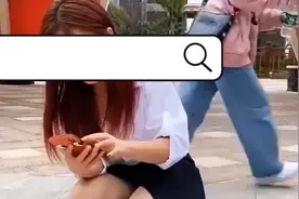家穷人丑，一米四九，小学文化，农村户口，破屋三间，薄田一亩。视频封面