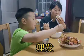小时候我的妈妈给我理发，现在我给我的孩子理发视频封面