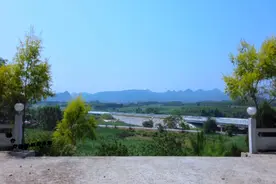 广西来宾合山市大旗山旁，卢氏老板家独占一山头，装修得很是气派