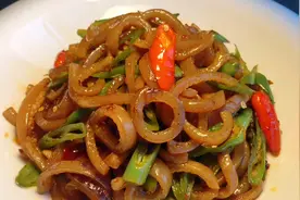 厨师长教你炒猪皮的家常做法，步骤详细，香辣q弹下酒又下饭