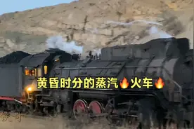 蒸汽火车单机车头，傍晚在铁轨上独自行驶，阵阵轰鸣声传入耳中视频封面