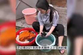 广东一19岁的女孩未婚先孕，被婆家嫌弃赶出家门，如今一人带孩子视频封面