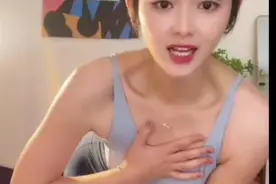 瘦身美女做完120个蹲起，气喘吁吁视频封面