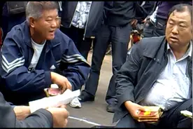 2012年冒险偷拍，江湖骗子会气功手断鹅卵石，半小时骗八百，下